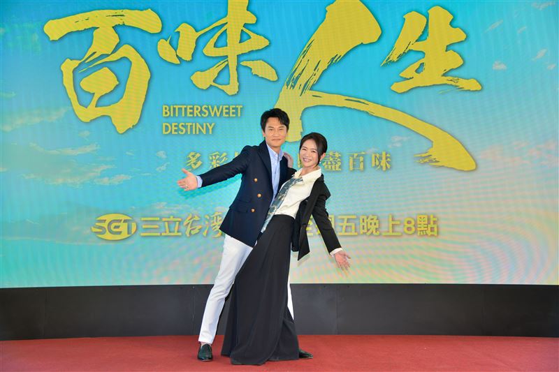 王振復(左)與星卉合作《百味人生》。(圖/三立提供)
