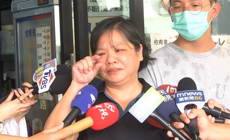 吳媽媽每天以淚洗面,事發至今兒子僅入夢過一次。(圖/翻攝畫面)