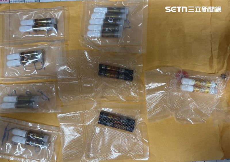 警方在毒坑內起出2袋大麻煙油、6只LSD毒郵票。（圖／翻攝畫面）