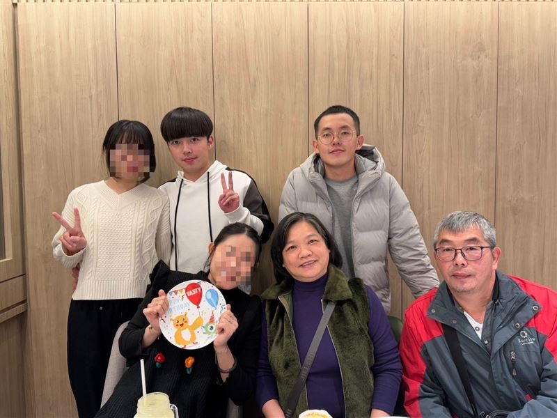 逢甲大學吳姓碩一生(後排左二)下課後遭榕樹壓死,母親控訴校方只願以公共意外險賠償800萬。(圖/翻攝畫面)