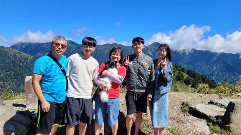 吳姓碩一生與家人感情十分親密,周末經常一起出遊。(圖/翻攝畫面)