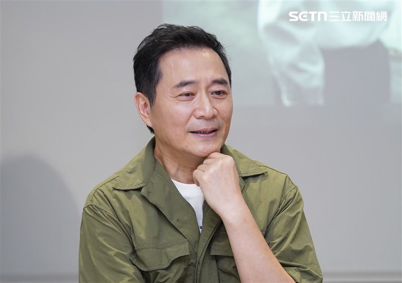 湯志偉穿牧師服,笑說以為自己是梁朝偉。(圖/記者趙于瑩攝影)