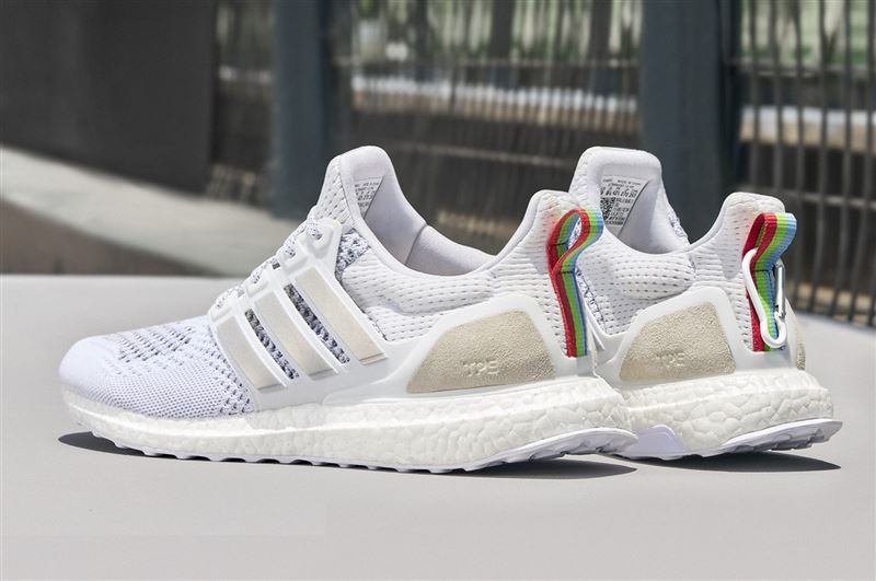 adidas今年夏天以經典復古元素「茄芷袋」為題，打造 ULTRABOOST TAIPEI 台北城市限定鞋款。（圖／品牌業者提供）