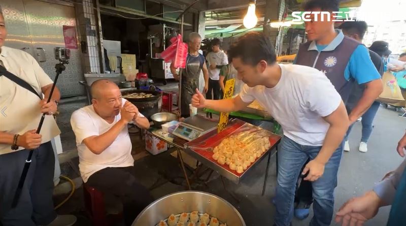 里長拱手並沒有想和蔣萬安握手，蔣萬安只好比個讚。（圖／翻攝畫面）