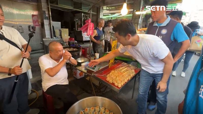 里長拱手並沒有想和蔣萬安握手。（圖／翻攝畫面）
