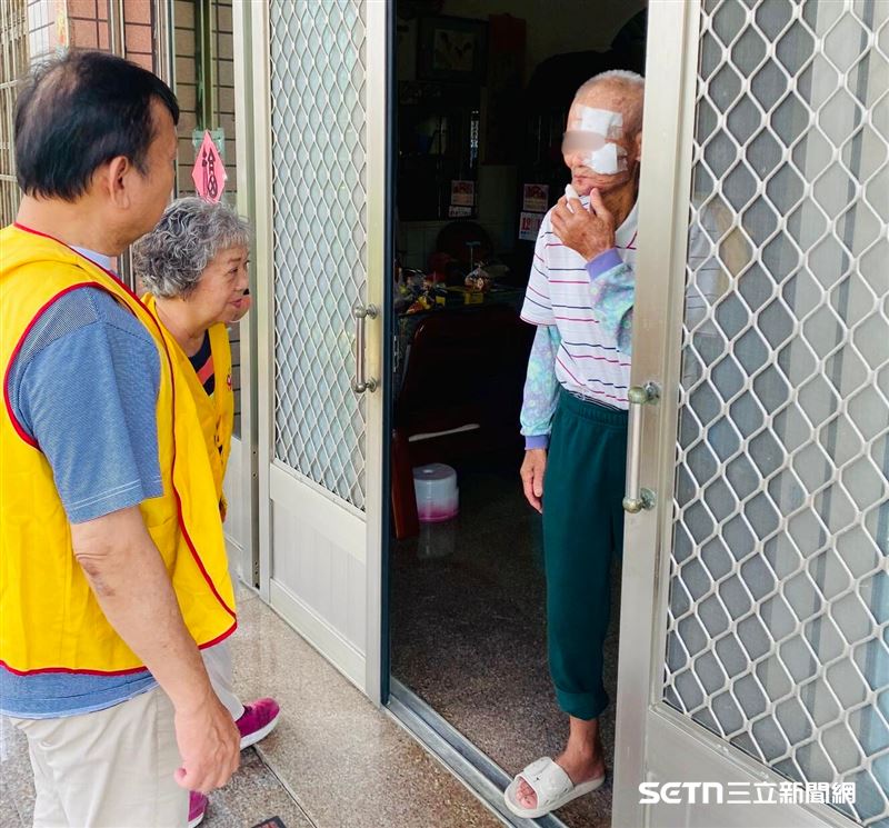 颱風走後,志工們陸續到台南、嘉義災區實地走訪關心。(圖/基督教救助協會提供)