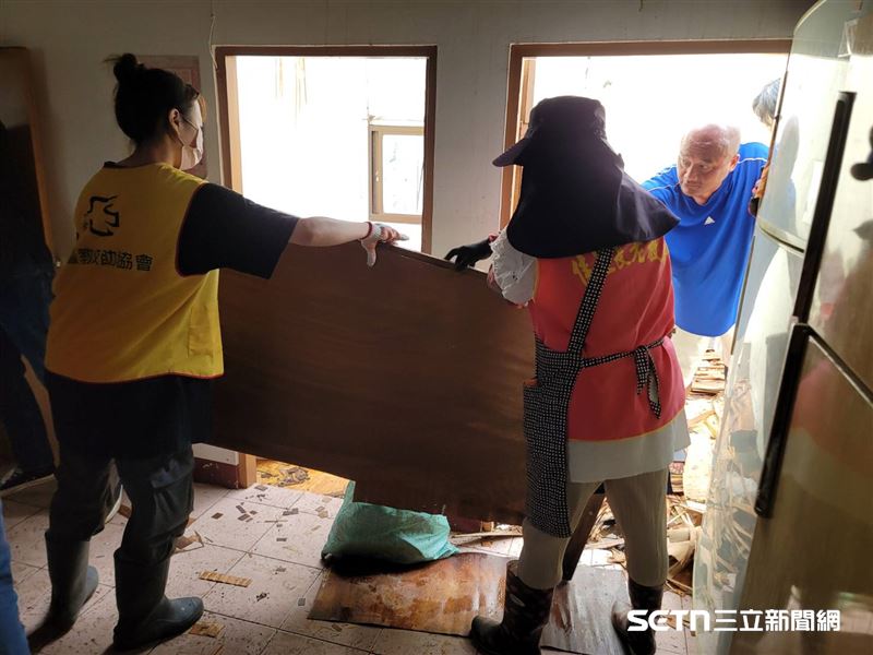 (上圖)將軍區長沙里受災長者屋內一片濕滑混亂,志工們合力搬出受損木板;(下圖)受災戶家中牆面留下明顯的水痕,志工協助獨居長輩清理。(圖/基督教救助協會提供)