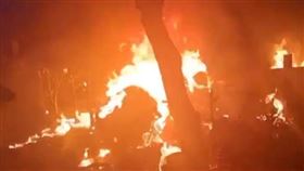 川普宣布，以色列與伊朗已達成停火協議，但伊朗首都夜間仍不時傳出爆炸聲。（圖／翻攝自X）