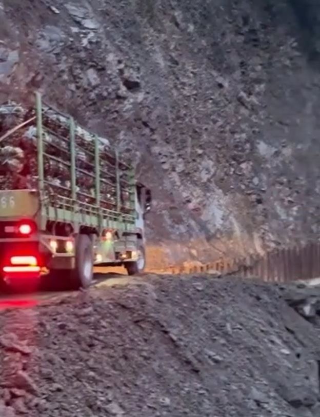 搬運工人搶時間運送高麗菜下山,礙於力行產業道路經常發生土石坍方,過程必須十分警戒。(圖/翻攝畫面)