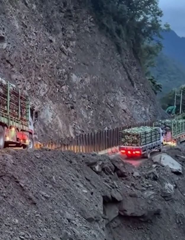 運菜貨車必須等待工務單位清除崩落的土石,才能通行。(圖/翻攝畫面)