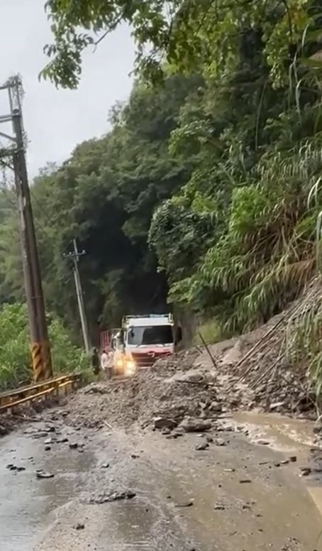 運菜貨車必須等待工務單位清除崩落的土石,才能通行。(圖/翻攝畫面)