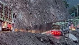 高山高麗菜，運送下山，危險，冒險搶收，漲3倍被嫌貴，強風豪雨躲土石流，畫面曝(圖／翻攝畫面)