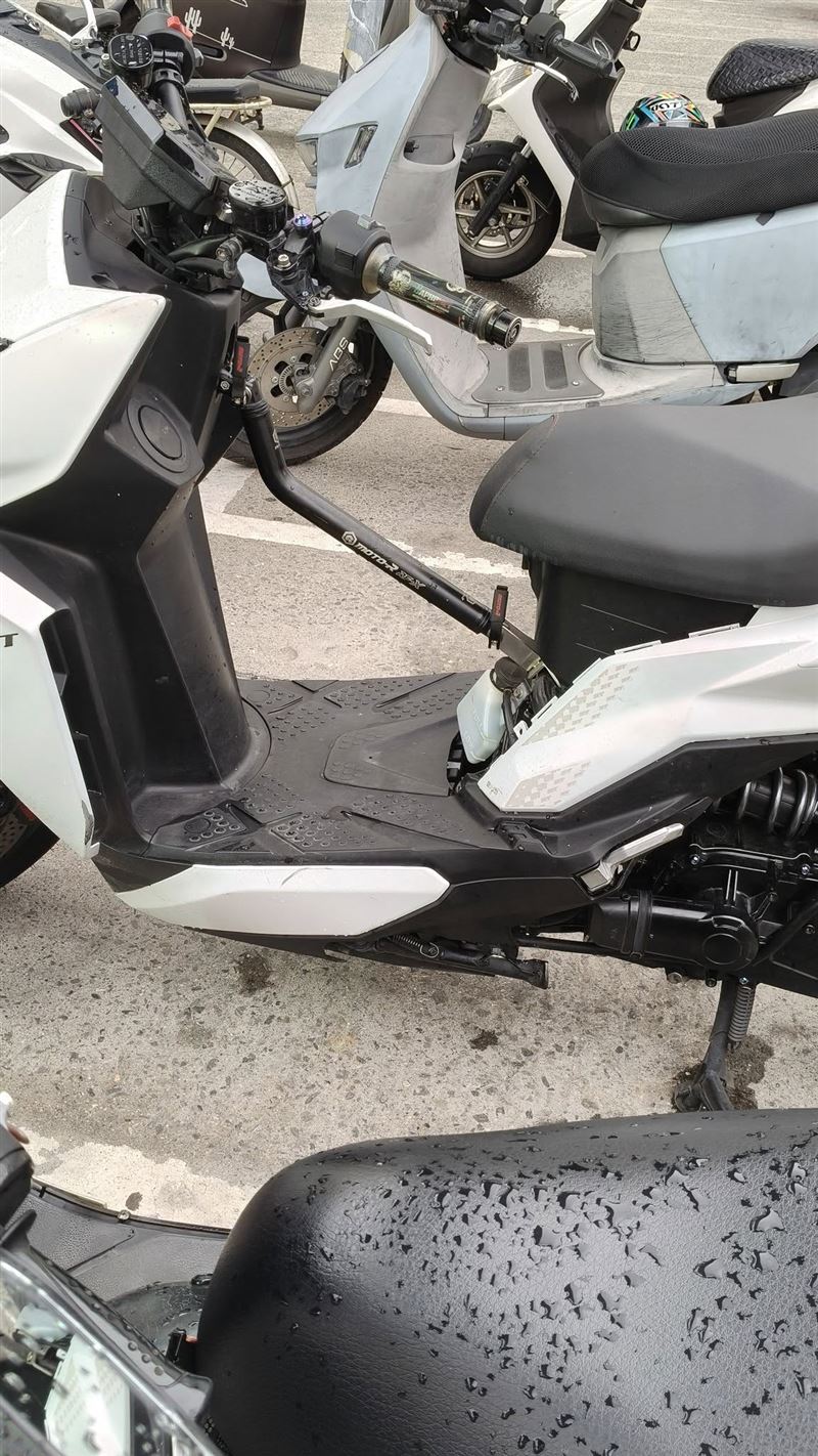 有網友發現,一輛機車中間「多一根棍子」。(圖/翻攝自路上觀察學院)