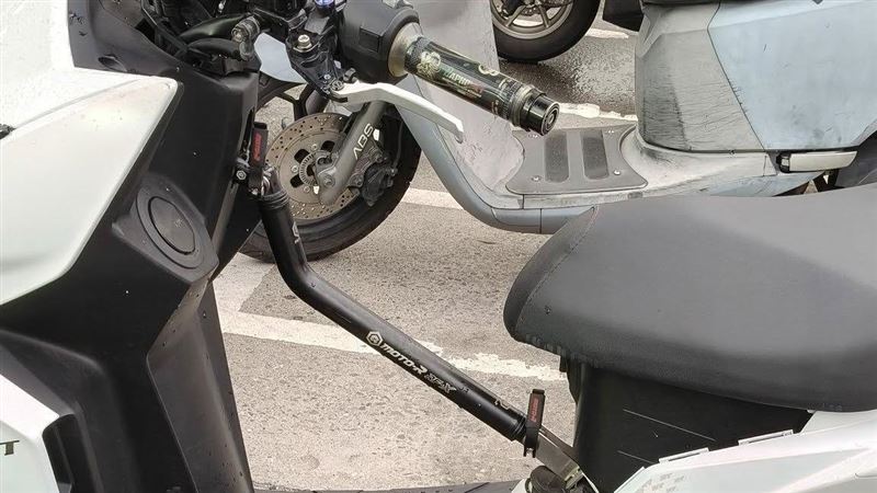 機車為何多一根棍子？車行曝真實用途