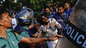 ▲學生在22日的抗議集會中和警察發生激烈衝突。（圖／美聯社／達志影像）