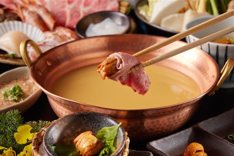 人氣第一的夏季限定「黃金海膽涮涮鍋」正熱銷中。(圖/品牌業者提供)