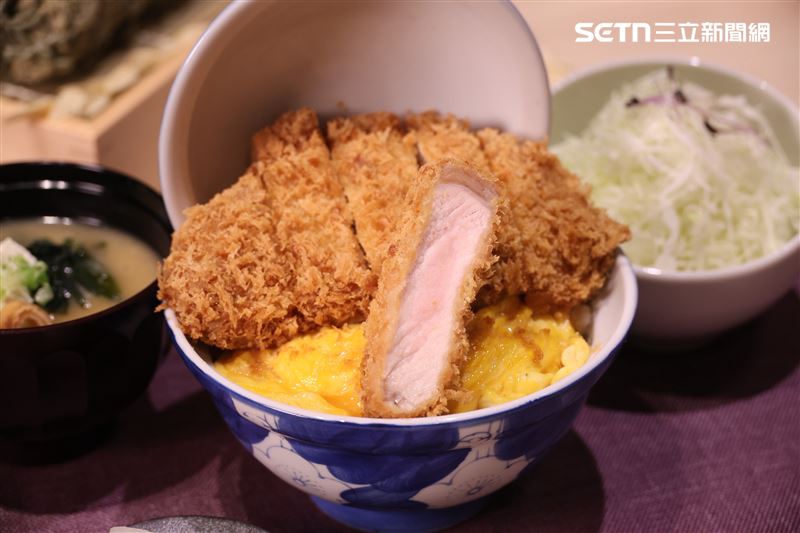 「かつ丼屋 勝急」進軍台灣市場，推薦「厚切里肌豬排丼飯套餐」。（圖／記者鄭孟晃攝影)