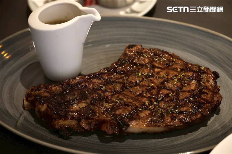 「LillA」推薦「川味口水雞肉丸」、「18 oz.帶骨肋眼」。（圖／記者鄭孟晃攝影)
