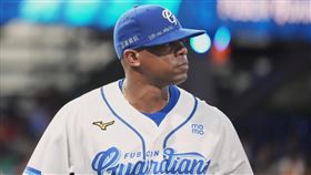 ▲富邦悍將力亞士在帽子寫下哀悼魔鷹妻子文字。（圖／富邦悍將提供）