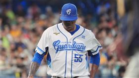 ▲富邦悍將力亞士在帽子寫下哀悼魔鷹妻子文字。（圖／富邦悍將提供）