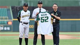 ▲韋宏亮正式加盟。（圖／台鋼雄鷹提供） 