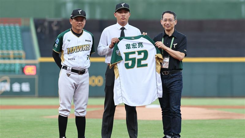 韋宏亮正式加盟台鋼雄鷹。(圖/台鋼雄鷹提供)