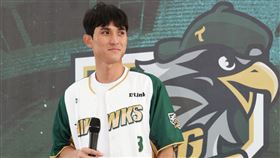 ▲陳文杰再次現身球場。（圖／台鋼雄鷹提供） 