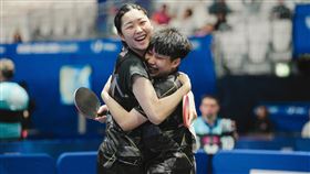 ▲簡彤娟／蔡昀恩稍早在8強賽以11：6、11：4、14：12、11：6直落四橫掃⽇本組合出澤杏佳／青井さくら ，闖進女雙4強也確定至少銅牌起跳。（圖／大專體總提供） 