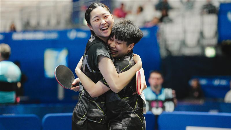 簡彤娟/蔡昀恩稍早在8強賽以11:6、11:4、14:12、11:6直落四橫掃⽇本組合出澤杏佳/青井さくら ,闖進女雙4強也確定至少銅牌起跳。(圖/大專體總提供)
