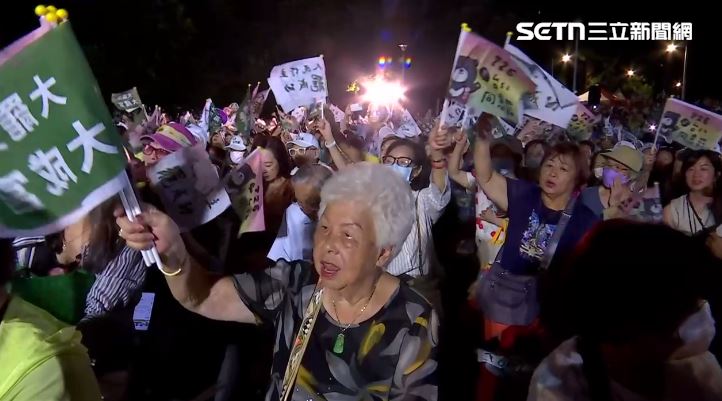 大罷免已成台灣全民運動，圖為榮星花園罷免場。（圖／翻攝畫面）