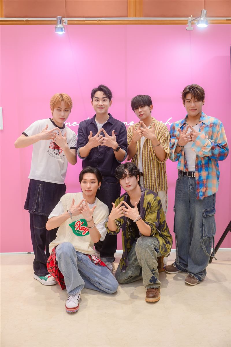 陳謙文(後左二)現身韓團DKB快閃店「CRUSH ON YOU」POP UP IN TAIPEI。(圖/葡萄長文創工作室提供)