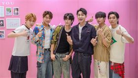 陳謙文教韓團DKB成員台語。（圖／葡萄長文創工作室提供）