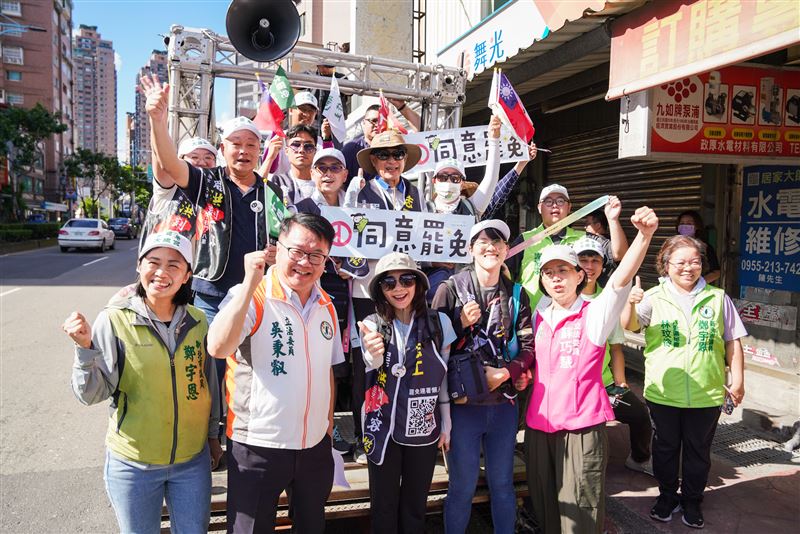 民進黨立委蘇巧慧、吳秉叡與新北市議員鄭宇恩陪同罷免團體車掃,全力催出同意票。(圖/民進黨新北市黨部提供)