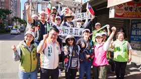 ▲民進黨立委蘇巧慧、吳秉叡與新北市議員鄭宇恩陪同罷免團體車掃，全力催出同意票。（圖／民進黨新北市黨部提供） 