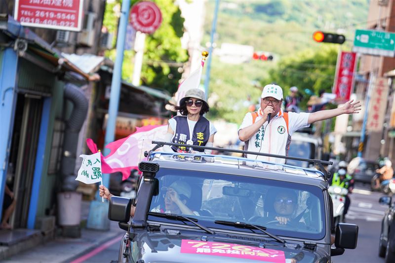 民進黨立委蘇巧慧、吳秉叡與新北市議員鄭宇恩陪同罷免團體車掃,全力催出同意票。(圖/民進黨新北市黨部提供)
