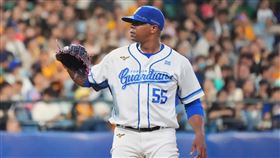 ▲富邦悍將力亞士在帽子寫下哀悼魔鷹妻子文字。（圖／富邦悍將提供）