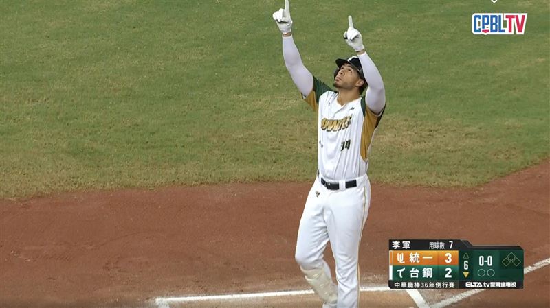 魔鷹開轟後抬頭指天緬懷愛妻。(圖/翻攝自CPBLTV)
