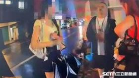 ▲職籃啦啦隊員闕闕（綠衣者）被警當成移工抓手盤查。（圖／翻攝畫面）