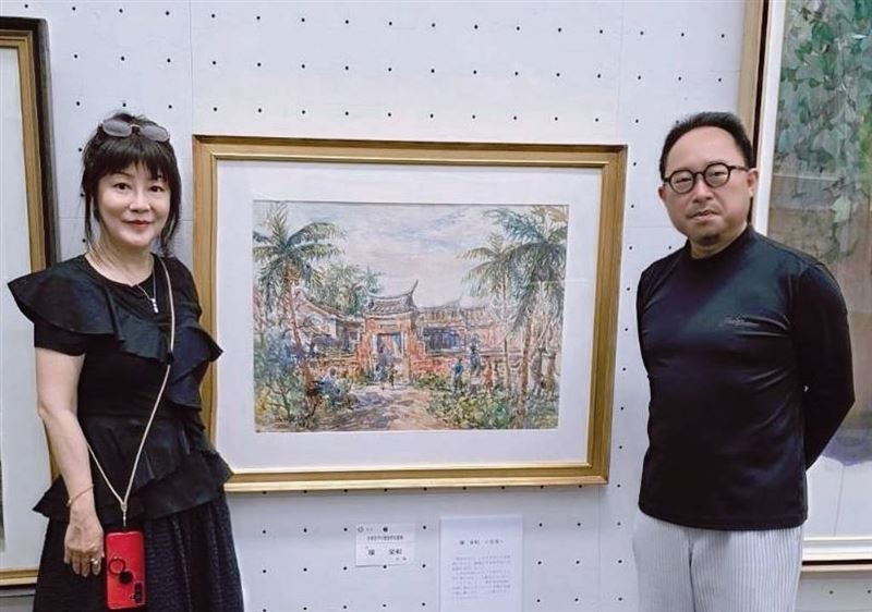 駐日經文代表處台灣文化中心主任曾鈐龍,代表文化部次長李靜慧前來祝賀觀展、陳意欣。(圖/日本大紀元時報提供)