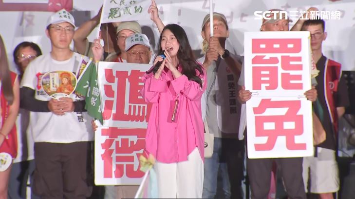 阿美在台上一度講到哽咽。(圖/翻攝畫面)