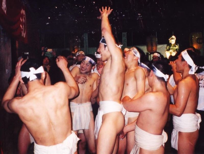 「日本三大奇祭」之一的「裸祭」，每年都會吸引無數觀光客前往朝聖。（圖／翻攝自維基百科）