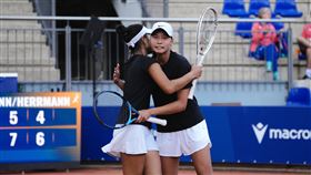 ▲台灣網球女雙搭檔李羽芸／林芳安直落二收拾俄羅斯女雙，闖進女雙金牌戰。（圖／大專體總提供）