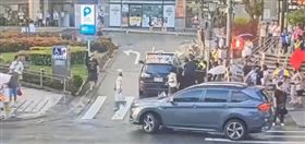 北市罷團「文山退葆」遭攻擊！反罷中年男還攻擊警方，圖／翻攝畫面