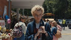 ▲新任「銀色衝浪手」茱莉亞加納在電影中被懷疑是導致17位學生失蹤的元凶。（圖／華納兄弟提供） 