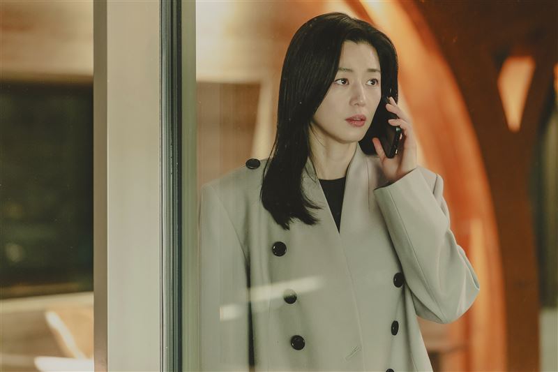 女神全智賢在劇中飾演前聯合國大使徐聞柱。（圖／Disney+提供）