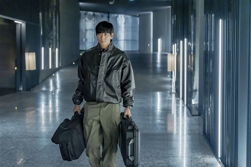 姜棟元在劇中飾演訓練有素的傭兵白山湖。（圖／Disney+提供）