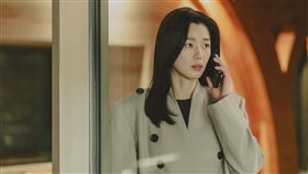 ▲女神全智賢在劇中飾演前聯合國大使徐聞柱。（圖／Disney+提供） 