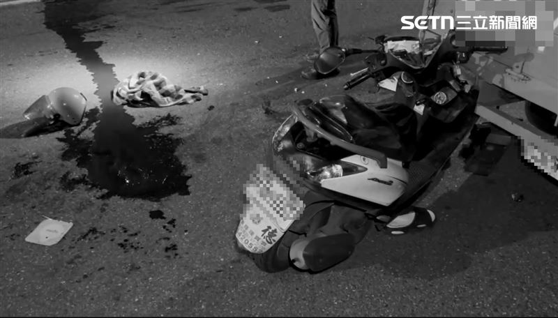 高雄前鎮區今（24）日發生一起死亡車禍，鮮血流一地。（圖／翻攝畫面）