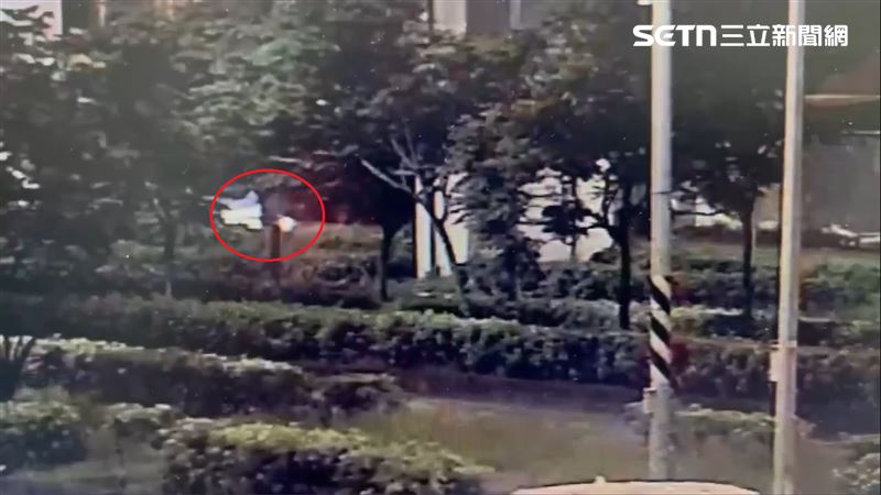 高雄一名婦人騎車自撞停在路邊的貨車。（圖／翻攝畫面）