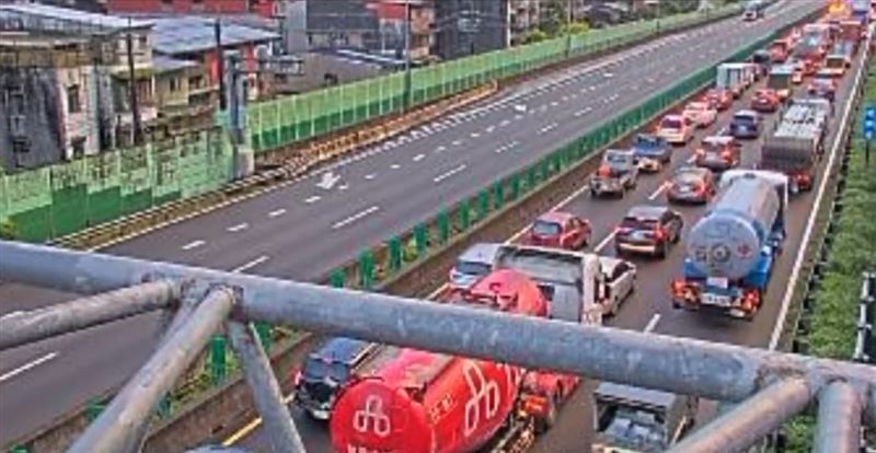 國道一號南下9.5公里處,新北市汐止路段,今天(24日)清晨發生嚴重車禍,現場嚴重回堵。(圖/翻攝自1968APP)